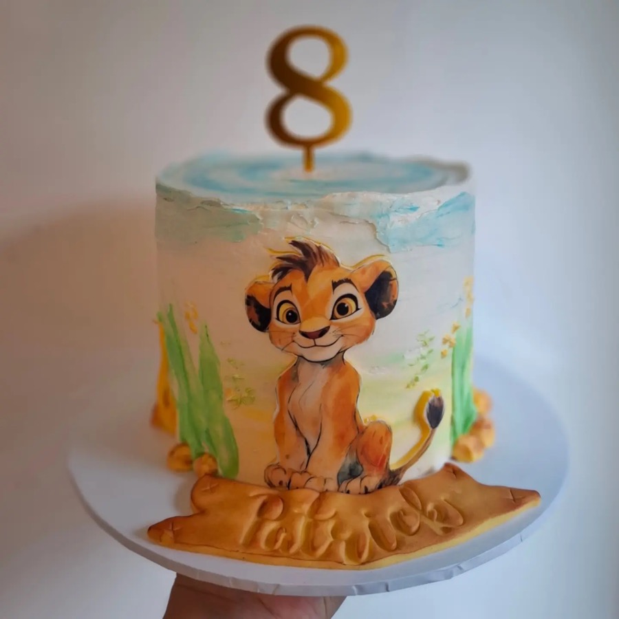 Small birthday cake with a lion cub and a number 8